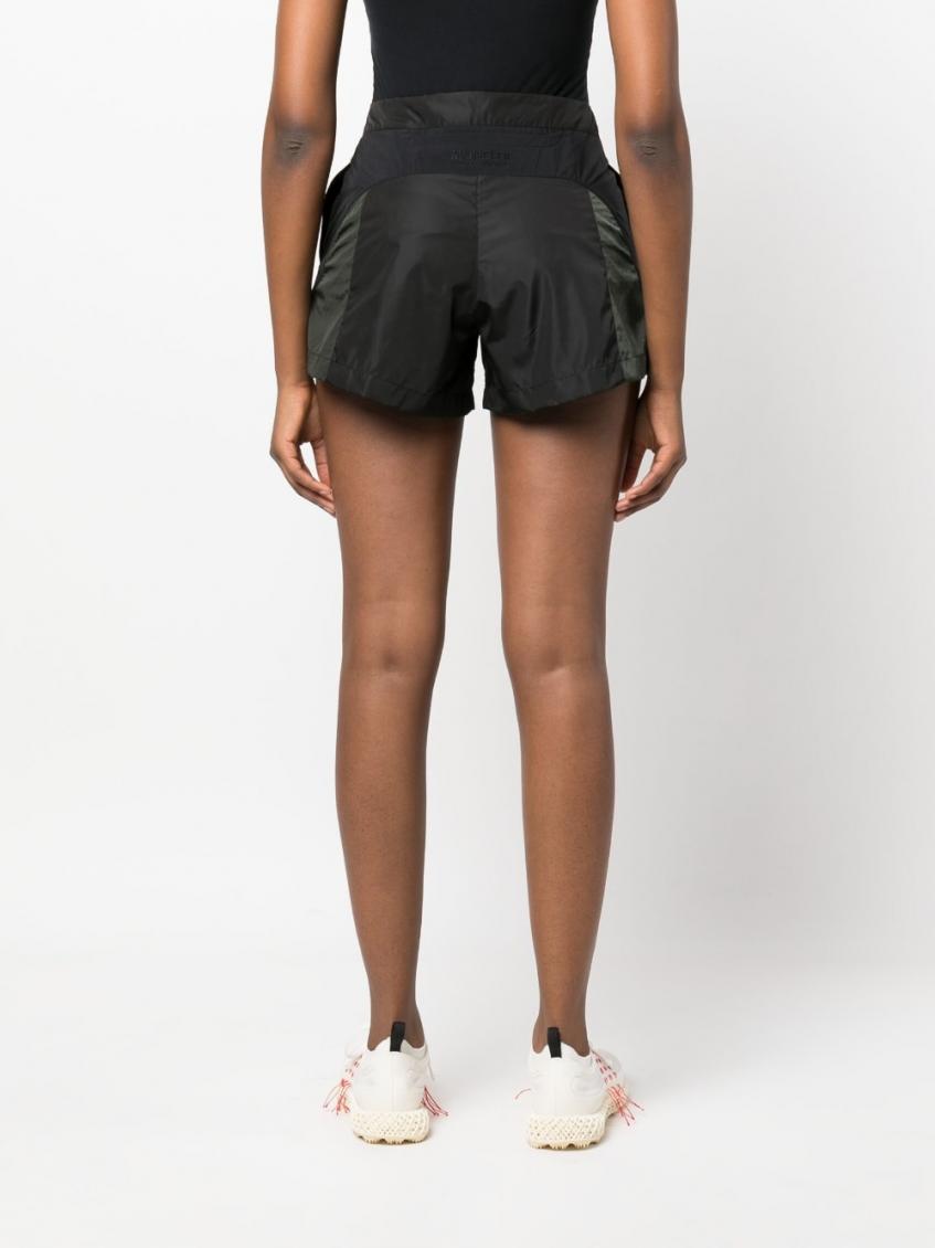 ショートパンツ MONCLER Women Shorts  Burmudas J2 098 8H000 03 829H7 Black Moncler Black Bermuda Shorts for Women Online USA at Darveys.com