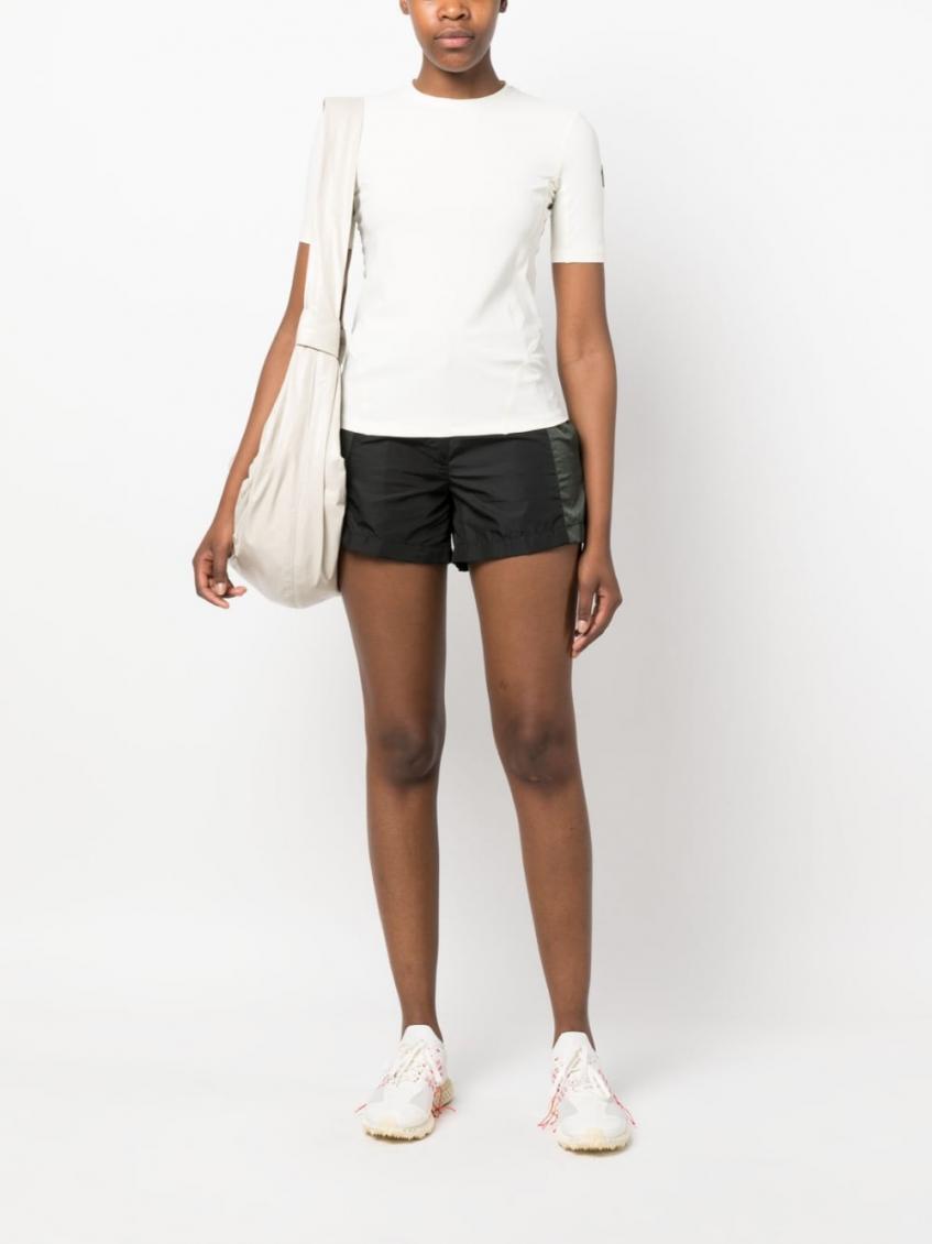 ショートパンツ MONCLER Women Shorts  Burmudas 2A00006 53064 999 Black Moncler Gabardine Shorts | Black | FARFETCH